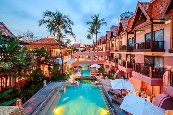Luftaufnahme des Seaview Patong Hotels mit Swimmingpool und Palmen