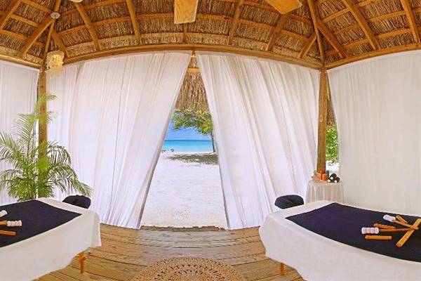 Massageliegen im Couples Negril Hotel mit Blick auf den Strand