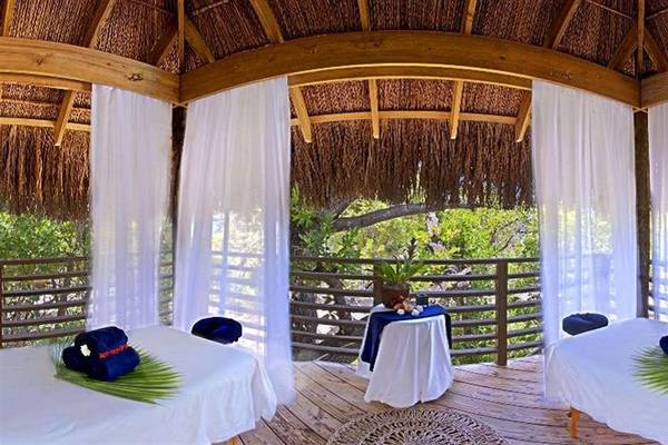 Spa-Behandlungsraum im Couples Negril Hotel mit Blick auf den Garten.