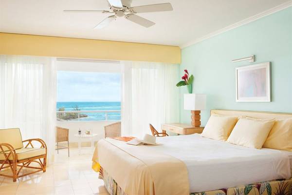 Zimmer im Couples Negril Hotel mit Blick auf das Meer von der Terrasse.