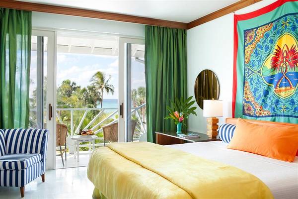 Zimmer im Couples Negril Hotel mit Blick auf das Meer und Balkon