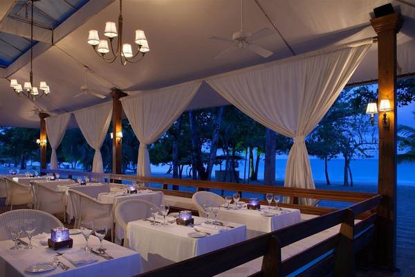 Terrasse des Couples Negril Hotels bei Nacht mit Blick auf das Meer
