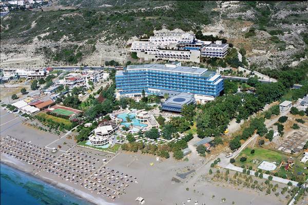Luftaufnahme des Calypso Beach Hotels mit Pool, Tennisplatz und Strand