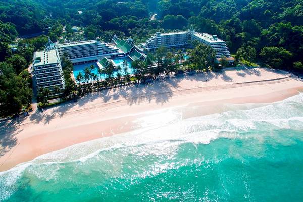 Luftaufnahme des Le Meridien Phuket Beach Resorts mit Swimmingpool und Strand