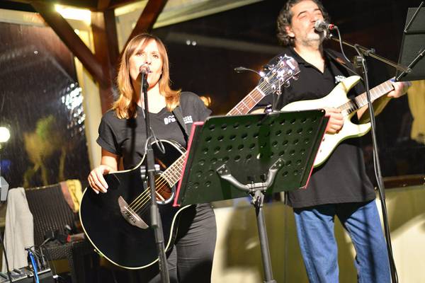 Zwei Musiker spielen Gitarren auf der Bühne des Kiani Beach Resorts.