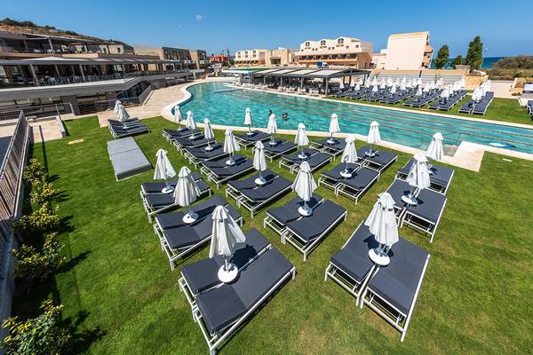 Luftaufnahme des Kiani Beach Resorts mit Pool und Liegebereichen.