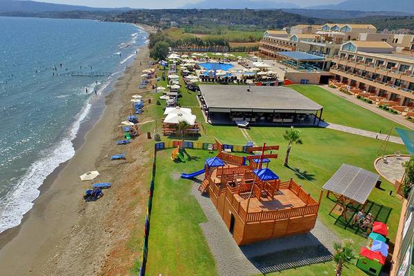 Luftaufnahme des Kiani Beach Resorts mit Strand, Hotelgebäuden und Freizeiteinrichtungen