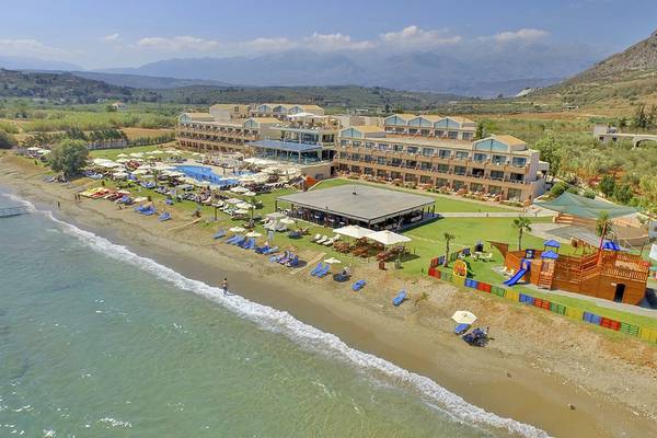 Luftaufnahme des Kiani Beach Resorts am Strand mit Pool und Spielplatz