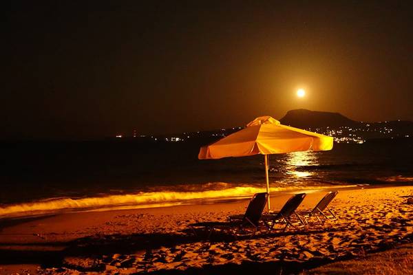 Strand mit Sonnenschirm und Vollmond bei Kiani Beach Resort