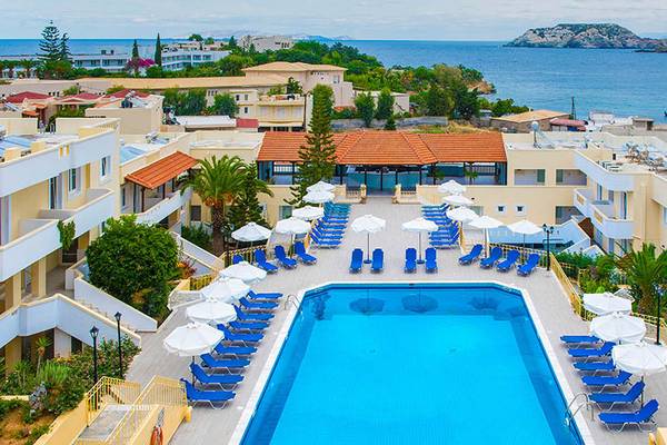 Alexander House Hotel mit Poolbereich und Blick auf das Meer und die Stadt.