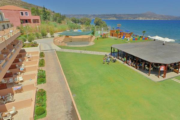 Luftaufnahme des Kiani Beach Resorts mit Blick auf den Strand, Spielplatz und Pavillon.