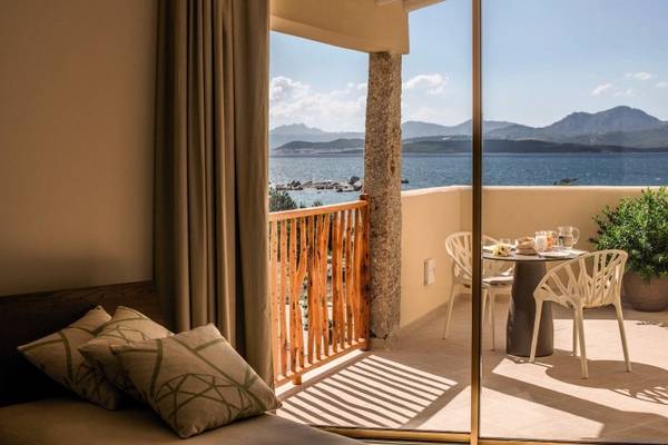 Blick von der Balkon des Cala Cuncheddi Hotels auf das Meer und die Berge
