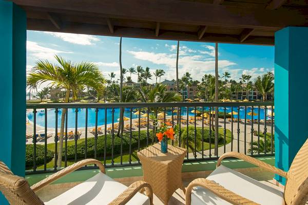 Aussicht vom Balkon des Hotels Ocean Blue & Sand by H10 auf den Poolbereich.