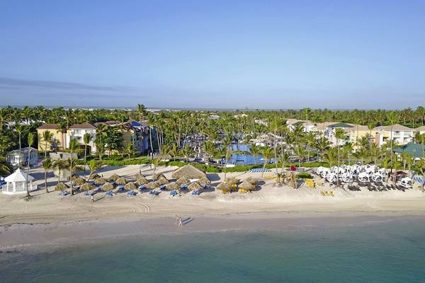 Luftaufnahme des Ocean Blue & Sand by H10 Hotels mit Strand, Gebäuden und Pools.