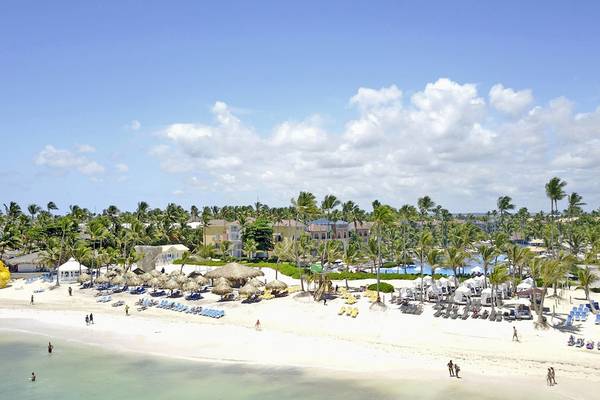 Luftaufnahme des Ocean Blue & Sand by H10 Hotels am Strand mit Sonnenschirmen, Liegen und Pool.