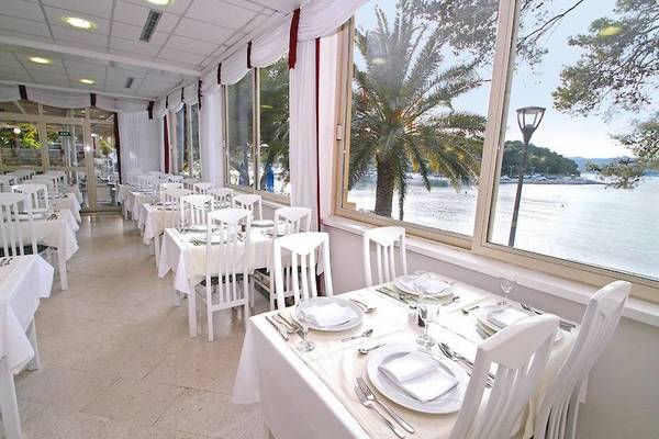 Innenansicht des Cavtat Hotels Restaurants mit Blick auf das Meer.