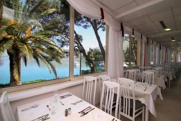 Innenansicht des Restaurants im Cavtat Hotel mit Blick auf den Ozean.
