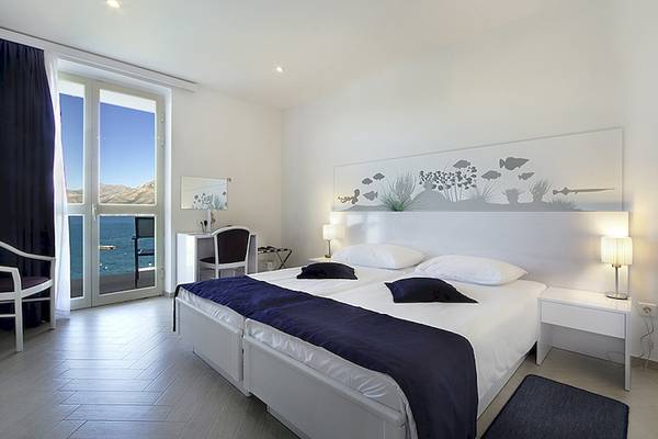 Schlafzimmer im Cavtat Hotel mit Blick auf das Meer und Bergen