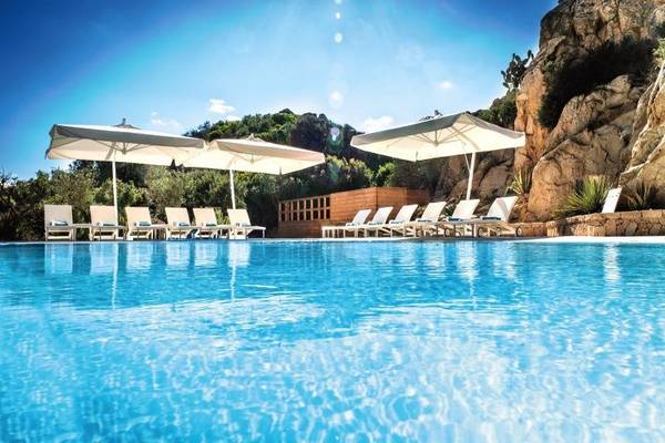 Pool-Lounge-Bereich des Grand Hotel Resort Ma&Ma mit Sonnenliegen und Schirmen.