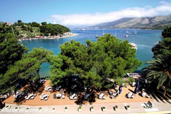 Luftaufnahme der Terrasse des Cavtat Hotels mit Blick auf das Meer und Berge.