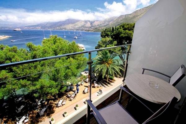 Aussicht vom Balkon des Cavtat Hotels mit Blick aufs Meer und die Berge