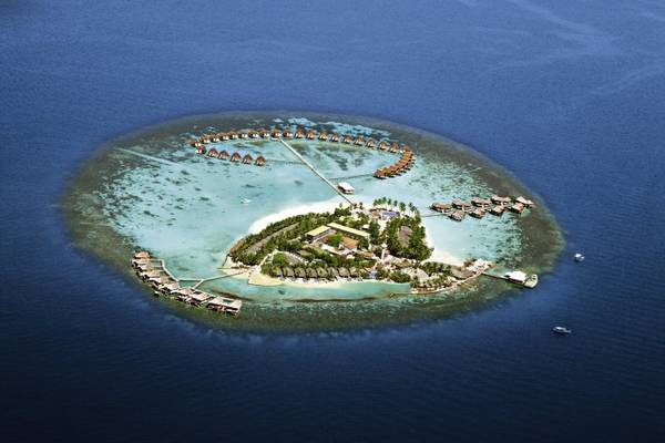 Luftaufnahme des Centara Grand Island Resorts & Spa auf einer Insel im Meer.