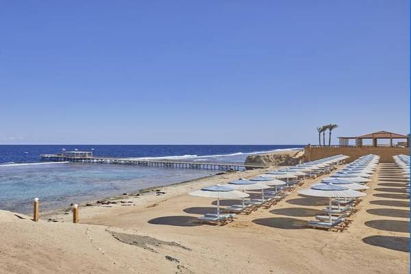 Strand mit Sonnenschirmen am Jaz Neo Reef Marsa Alam Hotel