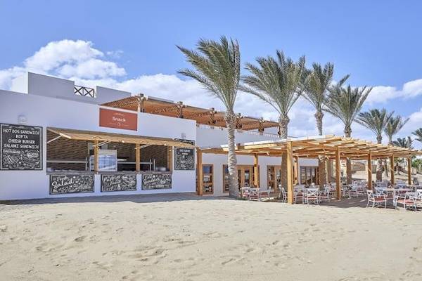 Strandrestaurant des JAZ Neo Reef Marsa Alam Hotels mit Palmen und Tischen im Freien