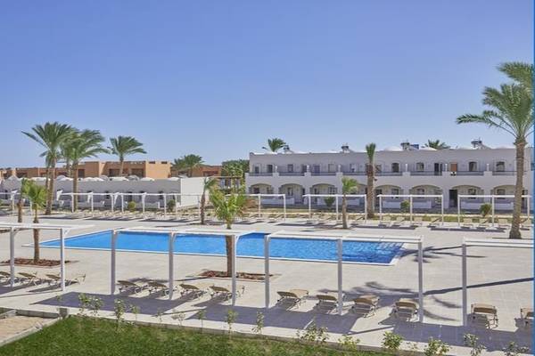 Freischwimmbad mit Loungebereich im JAZ Neo Reef Marsa Alum Hotel