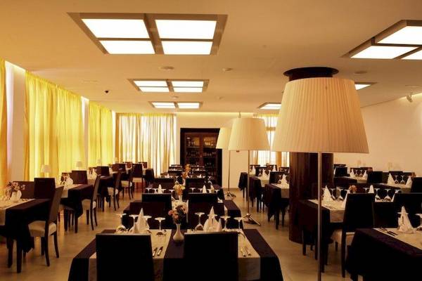 Innenbereich des Simbad Hotels mit gedeckten Tischen und Lampen
