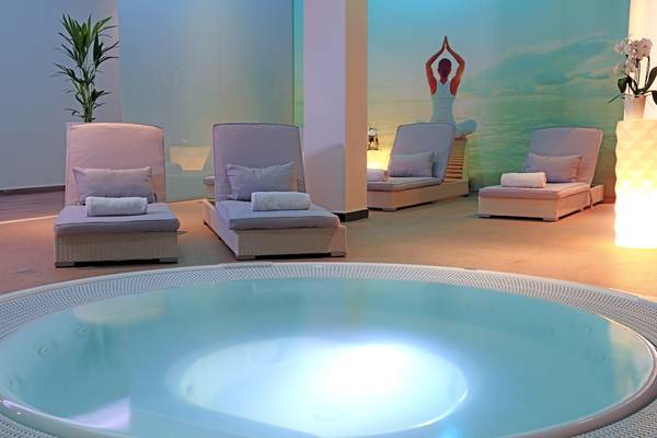 Wellnessbereich im Bluesea Aloe Corralejo Hotel mit Whirlpool und Ruheliegen.