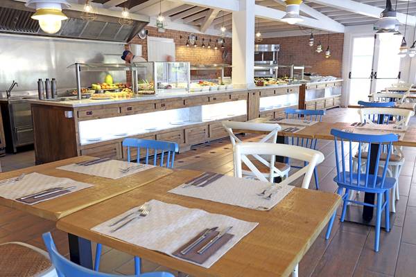 Innenansicht des Restaurants im Bluesea Aloe Corralejo Hotel mit Holztischen und Stühlen.