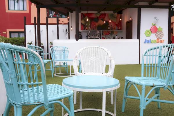 Sitzecke im Freien neben dem Juice Bar im Hotel Bluesea Aloe Corralejo.