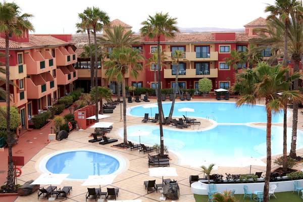 Luftaufnahme des Bluesea Aloe Corralejo Resorts mit Swimmingpools und Sonnenliegen.