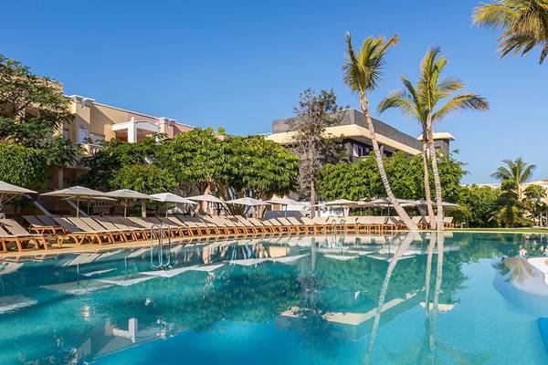 Außenpool des Aparthotel Allegro Isora mit vielen Liegen und Sonnenschirmen