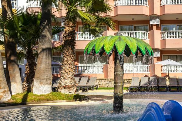 Apfelpalme Wasserbrunnen vor dem Aparthotel Allegro Isora