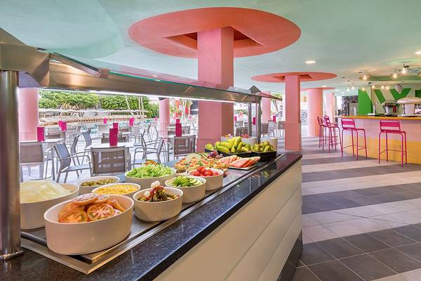 Buffet im Restaurant des Aparthotel Allegro Isora mit verschiedenen Speisen und Getränken.