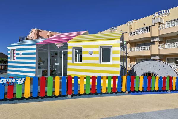 Foto des Aparthotel Allegro Isora mit einem bunten Spielhaus vor dem Gebäude.
