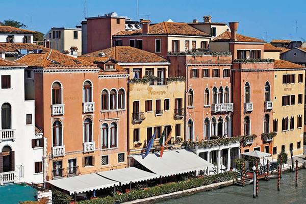 Blick auf das Principe Hotel in Venedig von der Seite des Kanals aus.