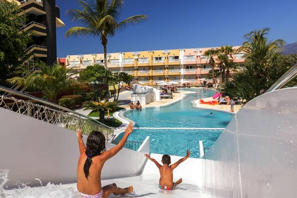 Zwei Kinder rutschen auf einer Wasserrutsche im Aparthotel Allegro Isora.