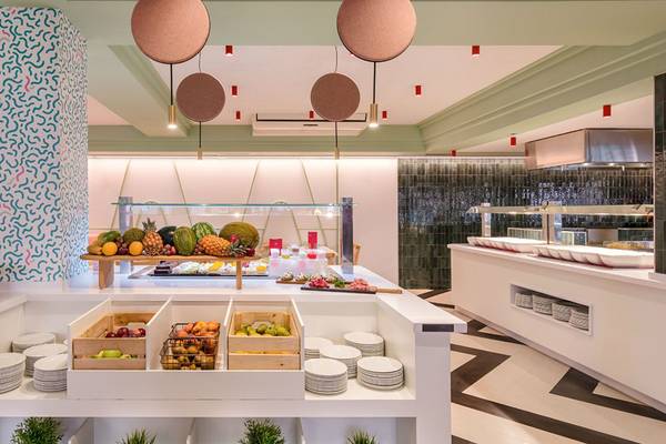 Fruehstuecksbuffet im Aparthotel Allegro Isora mit verschiedenen Obstsorten und Speisen.