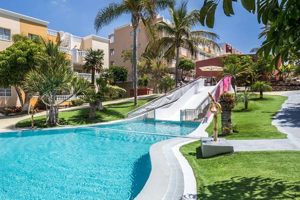 Außenpool mit Rutsche des Aparthotel Allegro Isora neben Gebäuden
