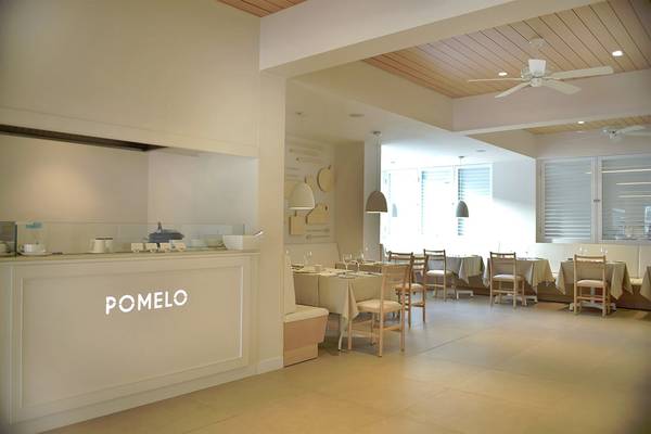 Innenansicht des Pomelo Restaurants im Sunrise Gardens Hotel mit modernen Möbeln und heller Einrichtung.