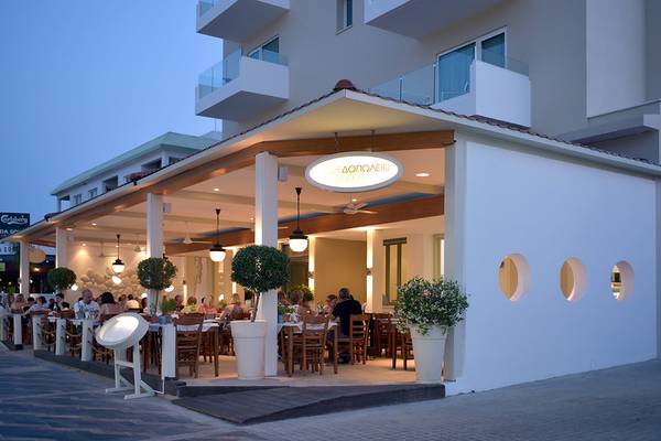 Aufgang zum Restaurant Sunrise Gardens mit Gästen an Tischen im Freien