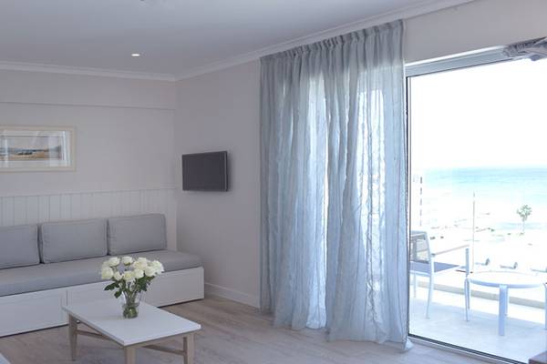 Wohnzimmer des Sunrise Gardens Hotels mit Blick auf das Meer.