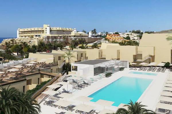 Luftaufnahme des Sol Fuerteventura Jandia Hotels mit Blick auf den Ozean und mehrere Gebäude und Swimmingpools.