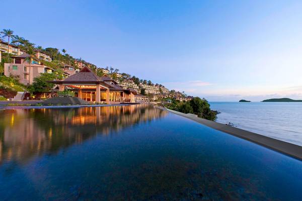 Außenansicht des Infinity-Pools des Westin Siray Bay Resorts & Spa in Phuket