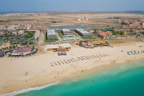 Luftaufnahme des Oasis Salinas Sea Hotels mit Blick auf den Strand, Gebäude und blaues Wasser