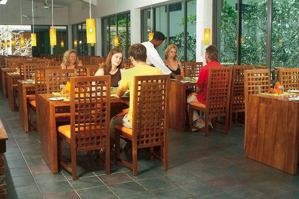 Gäste sitzen in einem eleganten Restaurant des Mermaid Hotel & Club.
