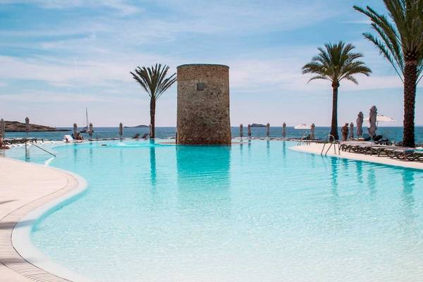Außenpool des Torre del Mar Hotels mit Blick auf das Meer und Palmen